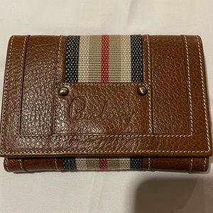 Burberry bifold leather wallet. Color: brown